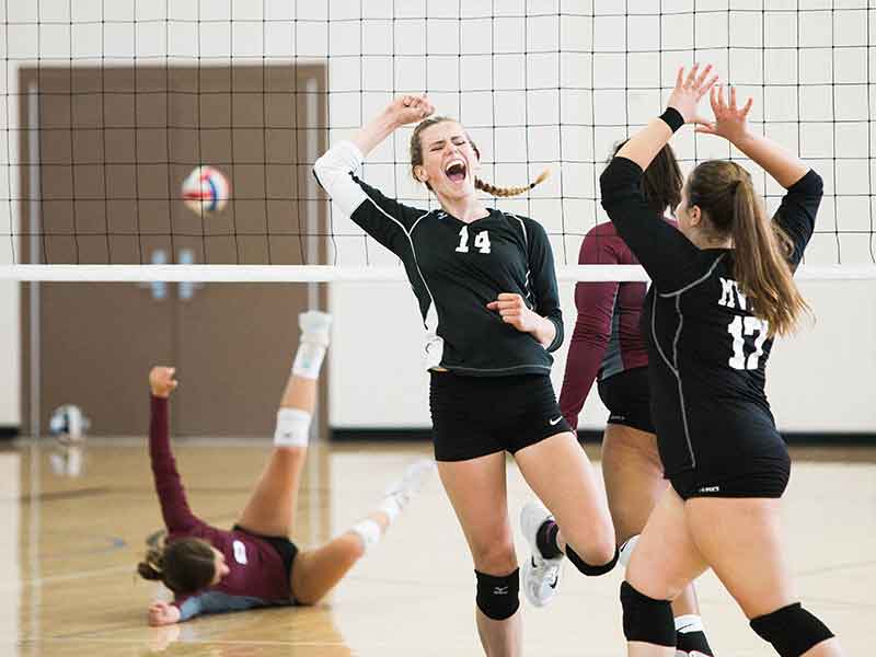 dziewczyny grają w siatkówkę