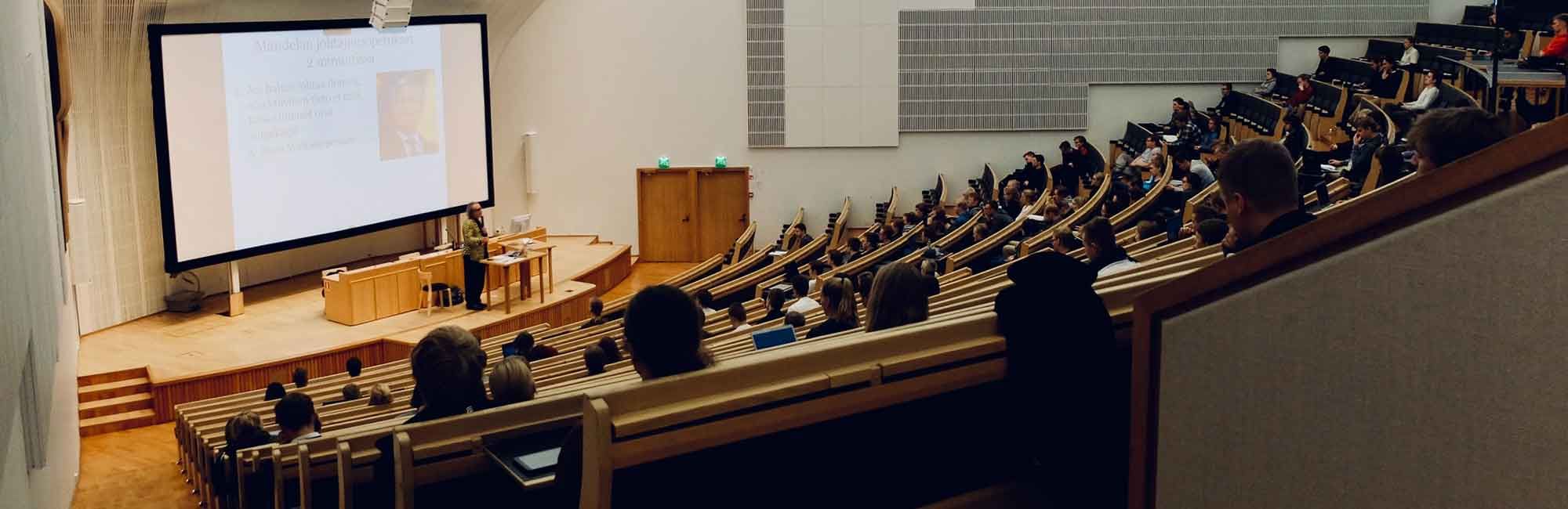 studenci słuchają wykładu w sali wykładowej