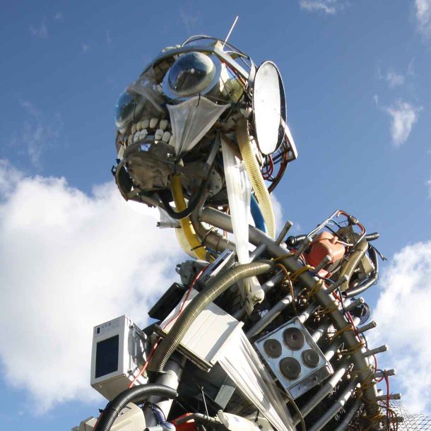 duży ręcznie robiony posąg robota