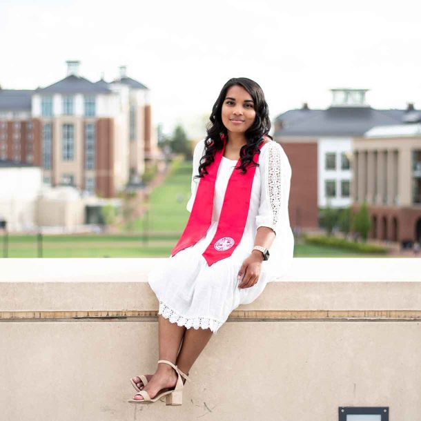 studentka siedzący na uniwersyteckim śnie