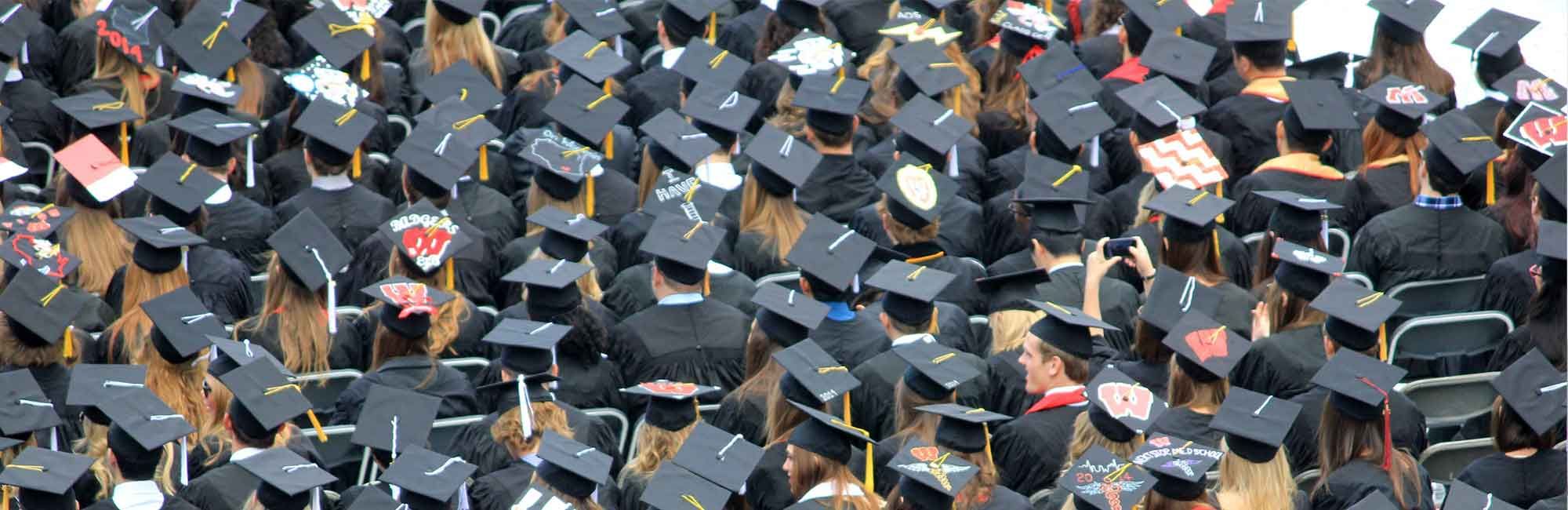 widok z góry na studentów w dniu ukończenia szkoły