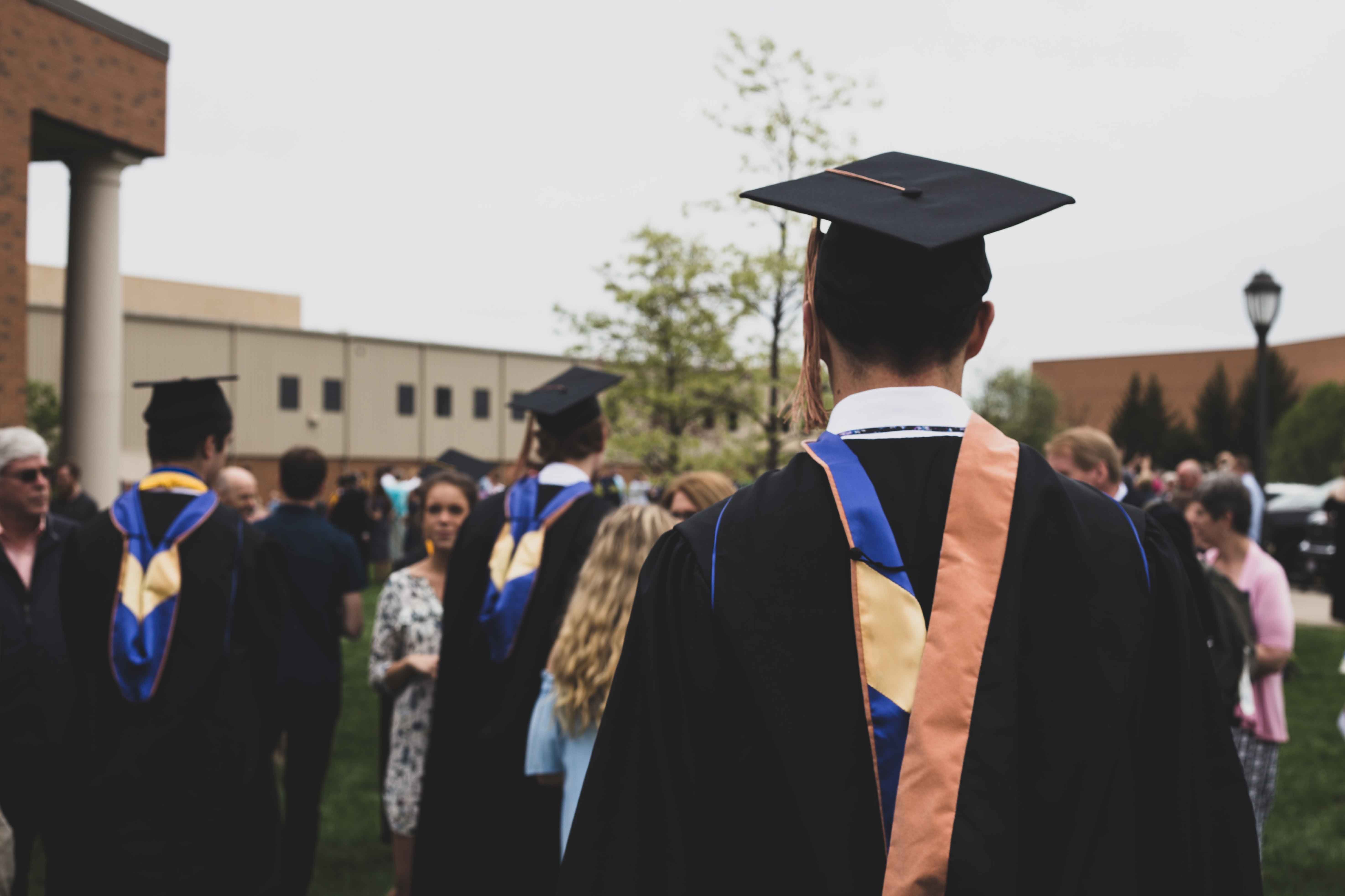 uczniowie otrzymują gratulacje od swoich rodzin po ceremonii ukończenia szkoły