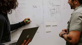 kobieta z mężczyzną rysuje na tablicy