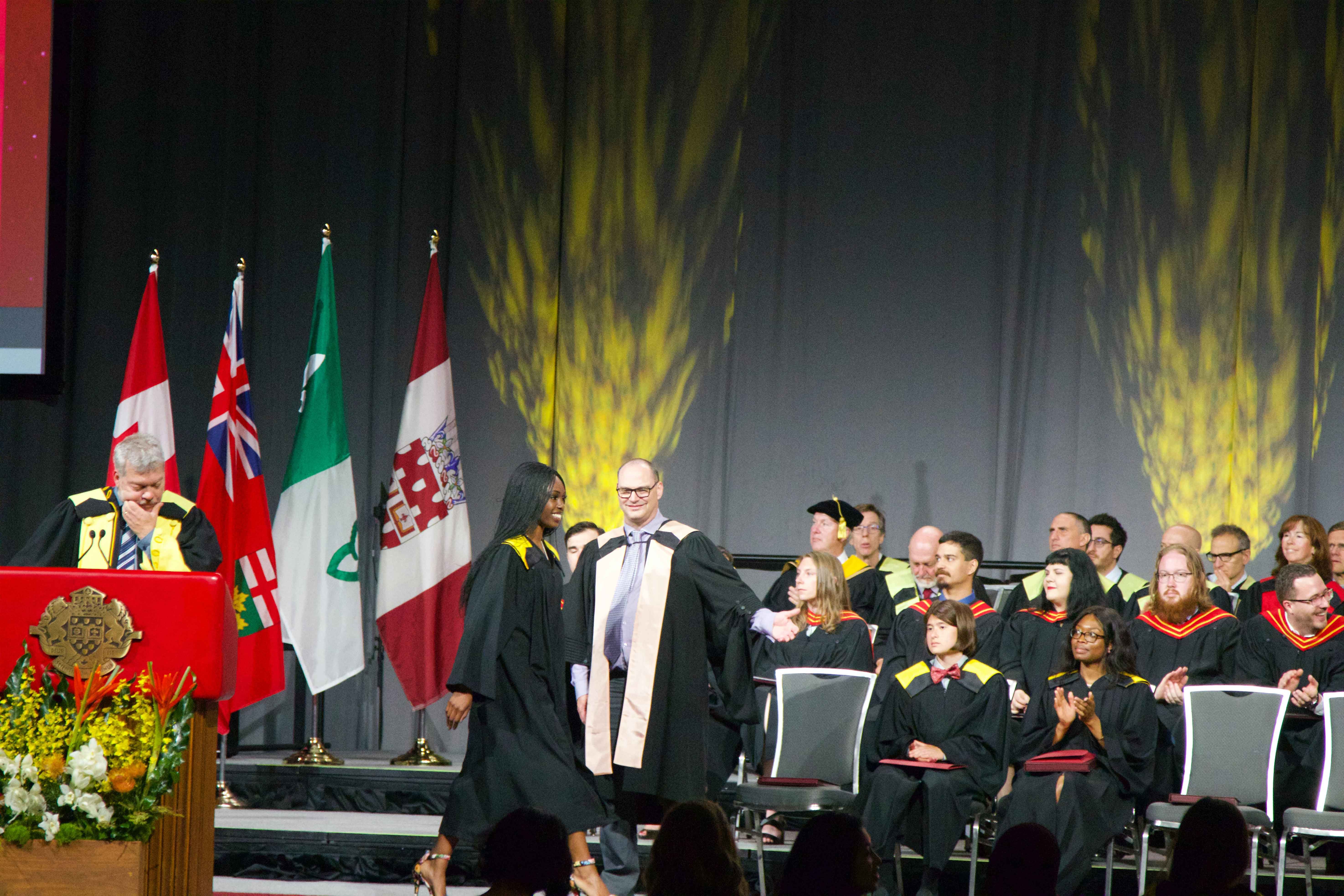 studenci otrzymują dyplomy w dniu ukończenia studiów