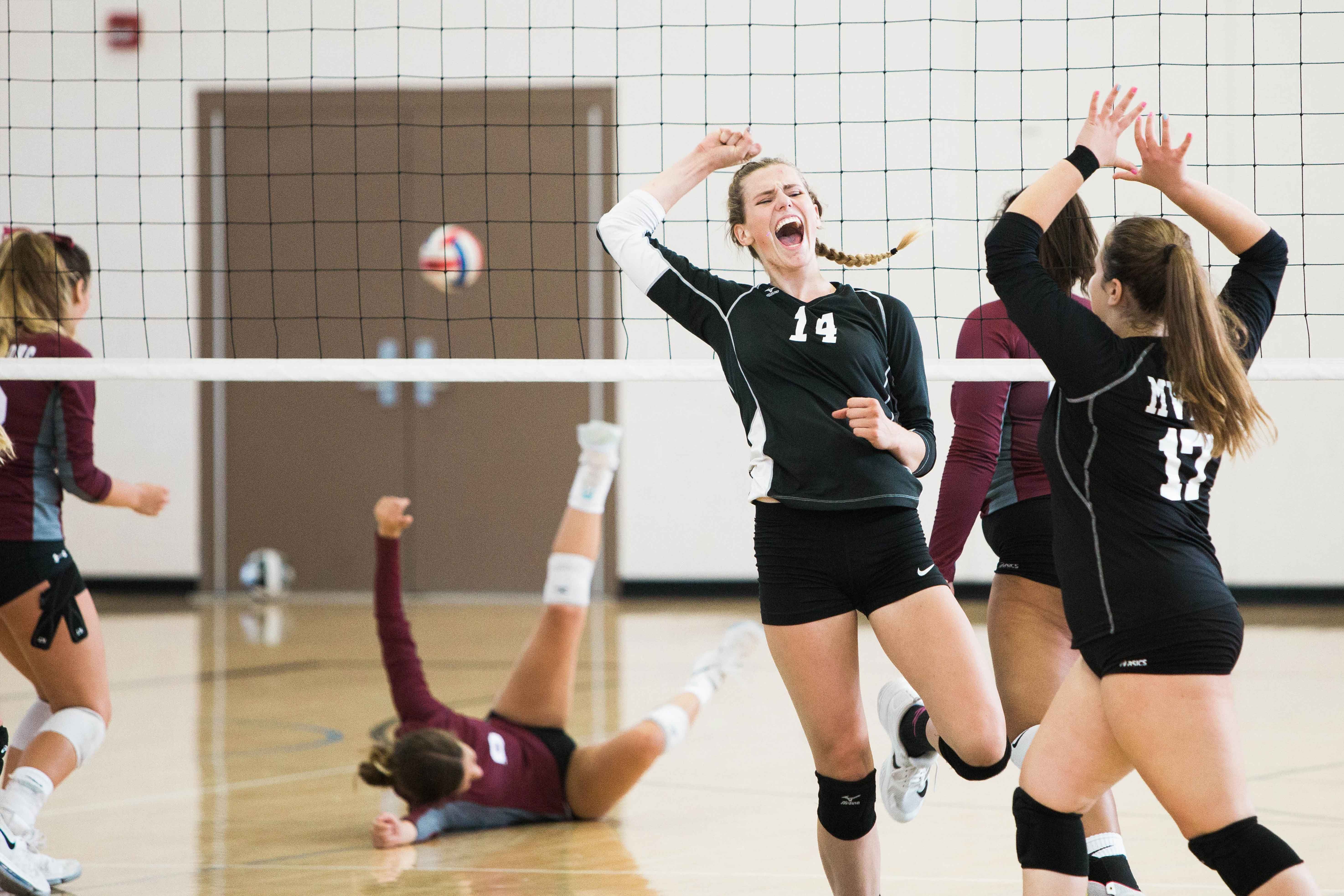 studentki grają w siatkówkę